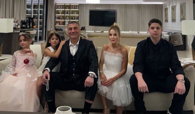 SEDAT PEKER'İN KIZLARI KAZA GEÇİRDİ! Eğlence Aracının Altında Kalan Lina ve Mila Peker'in Sağlık Durumu Nasıl?