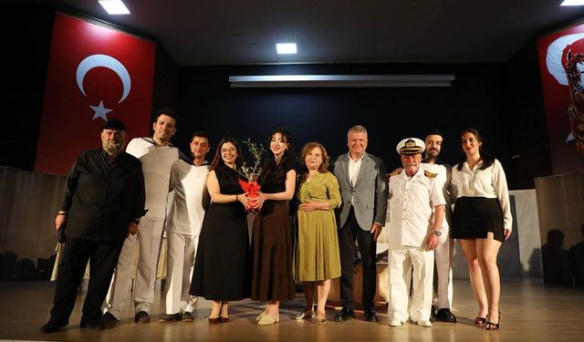 Edremit’te Tiyatro Şöleni: "Gemilerde Talim Var" Sahnelendi