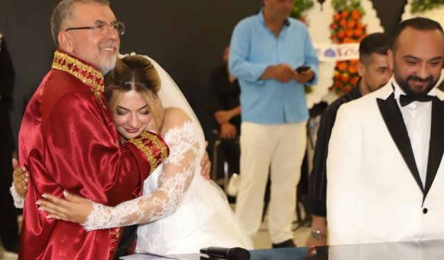 Kepsut Belediye Başkanı İsmail Cankul, kızı Akanda’nın nikâhını kendisi kıydı