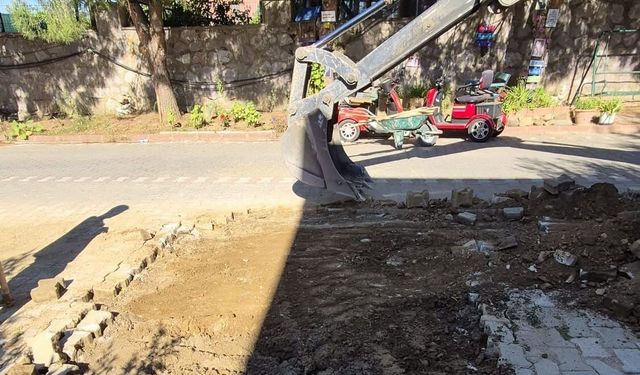 Edremit’te Bozulan Yollar Onarılıyor! Şahindere Mahallesi’nde Çalışmalar Başladı