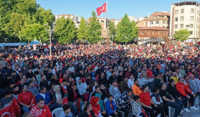 Büyükşehir dev ekranları kurdu, Balıkesir milli maç için tek yürek oldu...