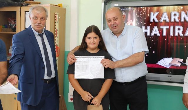 Gönen’de Karne Heyecanı: Başkan Palaz Öğrencilerin Sevincine Ortak Oldu