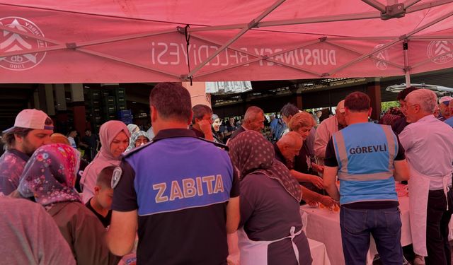 Dursunbey’de Aşure Geleneği: Paylaşma Ruhu Pazar Alanında Yaşatıldı