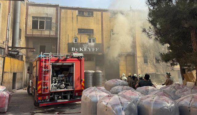 İstanbul'da Korkutan Yangın! Esenyurt'ta İki Katlı Fabrika Alev Alev Yanıyor! İşte Olay Yerinden İlk Detaylar!