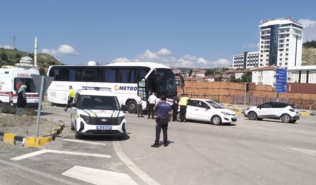 Karabük'te Zincirleme Kaza Kamerada! Otobüsün Çarptığı Otomobil Savruldu: 2 Yaralı