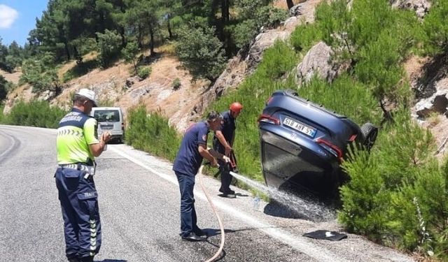 Balıkesir Sındırgı’da Feci Kaza! Otomobil Tıra Çarparak Şarampole Devrildi: 4 Yaralı Var!