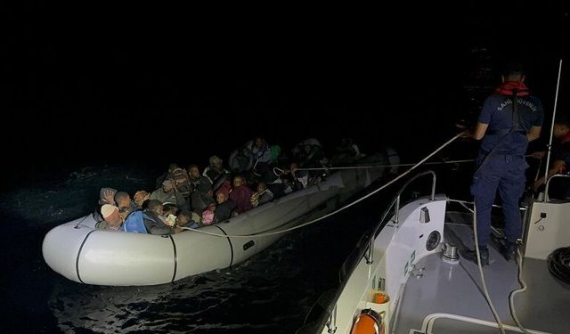 İzmir Açıklarında Büyük Operasyon! Çeşme ve Seferihisar’da 65 Düzensiz Göçmen Yakalandı