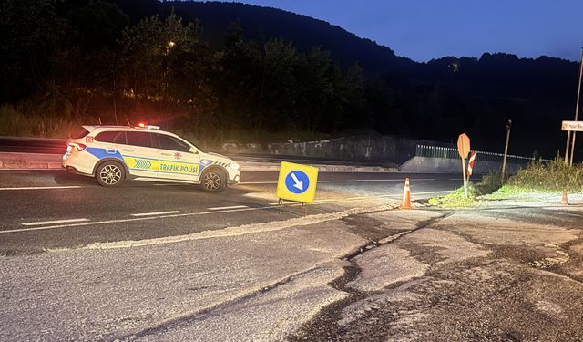 Bolu Dağı'nda Trafik Durdu! Askeri Mühimmat Yüklü Tır Devrildi: İşte Alternatif Güzergah