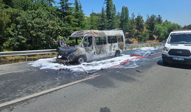 Balıkesir-Edremit Yolunda Korku Dolu Anlar: Servis Minibüsü Kül Oldu!