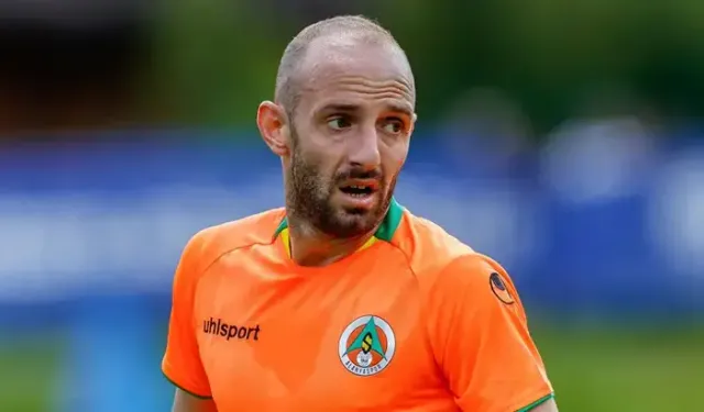 Süper Lig'de 13 Yıllık Tarihi Dönem Resmen Kapandı! Efecan Karaca Alanyaspor’a Veda Etti!