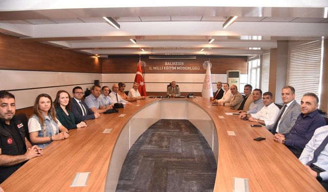 Eğitimde Vizyoner Adım: Balıkesir'de Yönetici Yetiştirme Programı Eğitmenlerine Teşekkür Belgesi Verildi