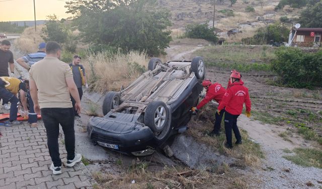 Dursunbey'de Korkutan Trafik Kazası! Hastane Arkasında Otomobil Ters Döndü, Sürücü Yaralandı!