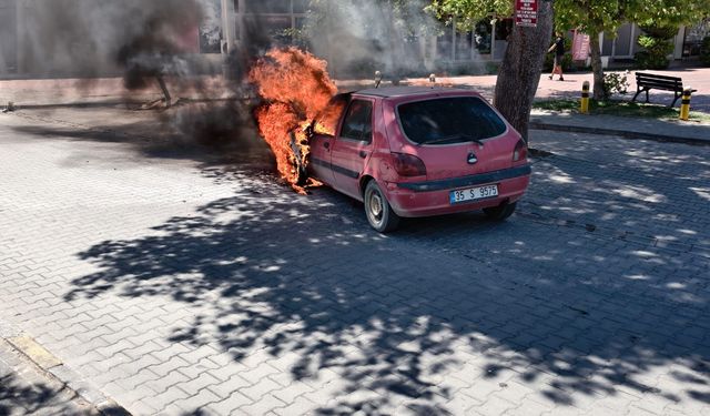 Burhaniye’de Korkutan Dakikalar: Kent Lokantası Önünde Araç Alev Alev Yandı!