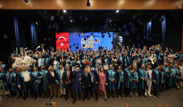 BANÜ Denizcilik Fakültesi'nde Mezuniyet Coşkusu: 2026 Mezunları Kep Attı