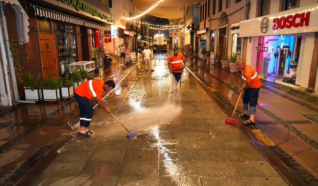 Ayvalık'ta Sokaklar Tertemiz Oldu! En İşlek Meydan ve Caddeler Sabaha Karşı Pırıl Pırıl Yapıldı...