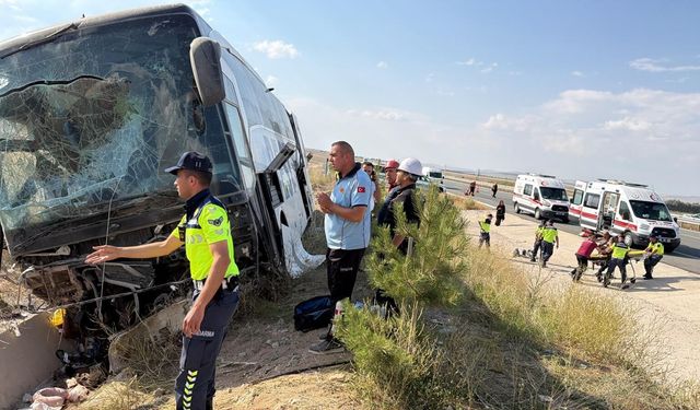 Ankara-Niğde Otoyolunda Can Pazarı! İstanbul’dan Irak’a Giden Yolcu Otobüsü Devrildi: Çok Sayıda Yaralı Var!
