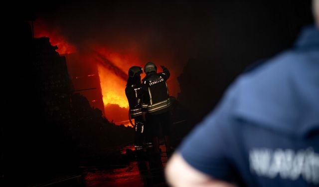 Başkentte Sanayi Bölgesinde Yangın Alarmı! Ankara Yenimahalle'de Depodan Yükselen Dumanlar Şehri Kapladı!