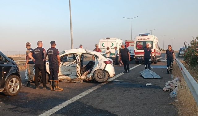 Şanlıurfa’da Feci Kaza: Ortalık Savaş Alanına Döndü! Halfeti Yol Ayrımında Katliam Gibi Kaza! 2 Ölü, 8 Yaralı Var!