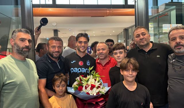 Trabzonspor'un Yeni Transferi Aral Şimşir İmza İçin Şehre Geldi! Havaalanında Coşkulu Karşılama!