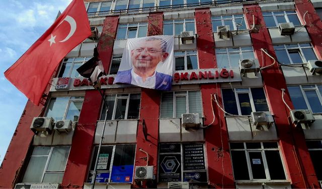 Özgür Özel'in kendisi gitti ama resimleri duruyor!