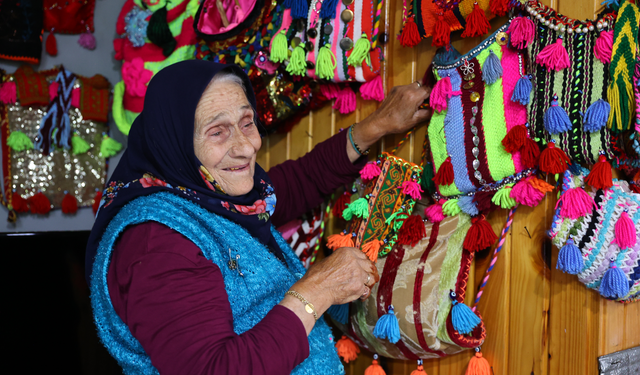 89 Yaşındaki Selfinaz Nine El Emeğiyle Gönülleri Isıtıyor