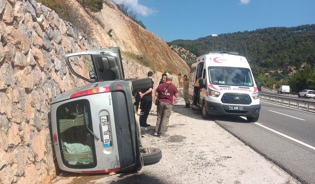 Balıkesir Havran Yolunda Korkutan Kaza! Seyir Halindeki Otomobil Yol Kenarına Savruldu!