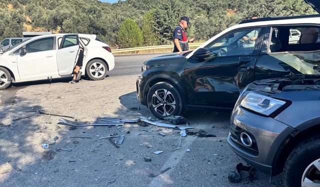 Balıkesir Gömeç'te Can Pazarı! Kavşakta 4 Araç Birbirine Girdi: Araçta Sıkışan Yolcu İçin Zamanla Yarışıldı!