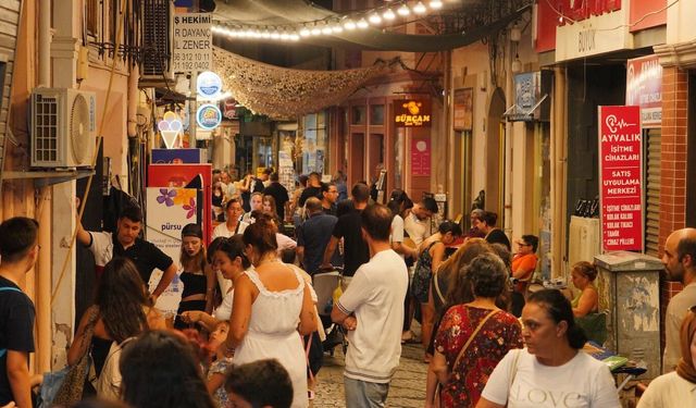 Ayvalık’ta Gece Pazarı Hareketliliği: Üretici ve El Emeği Ürünler Büyük İlgi Görüyor