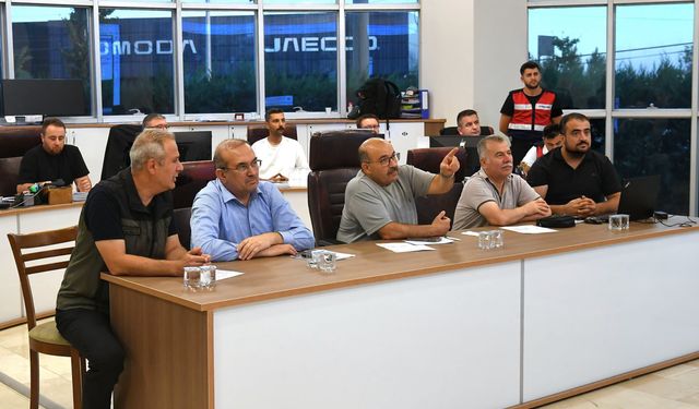 Vali İsmail Ustaoğlu Sındırgı’daki Orman Yangını Bölgesinde: Çalışmalar Yangın Yönetim Merkezi’nden Sevk Ediliyor!