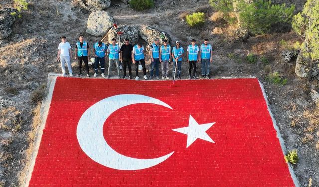 Dursunbey’de Tepeye Dev Türk Bayrağı! Tek Tepe’deki Ay Yıldız Yenilendi