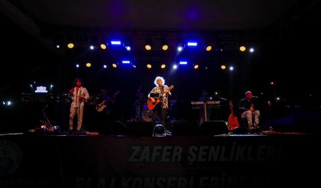 Burhaniye Ören’de Yeni Türkü Rüzgarı! 15 Bin Kişi Unutulmaz Şarkılara Hep Birlikte Eşlik Etti