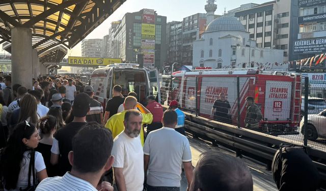 Şirinevler Metrobüs Durağında Şok Anlar! Yola Düşen Genç Kadın Metrobüsün Altında Kaldı!