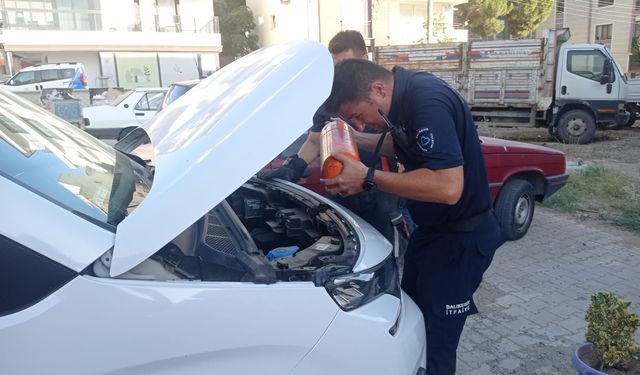 İtfaiye'den kedi kurtarma operasyonu! Aracın motoruna sıkışmış...