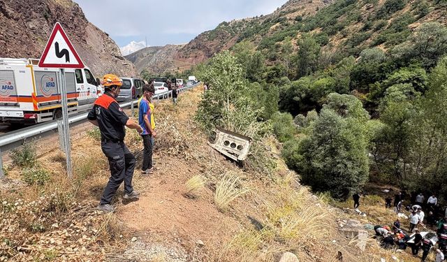 Sivas-Suşehri Kara Yolunda Kaza! Yolcu Minibüsü Şarampole Devrildi: 4 Kişi Hayatını Kaybetti, 10 Yaralı!