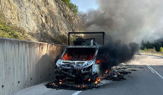 Sinop’ta Seyir Halindeki Kamyonet Yandı! Dıranaz Tüneli Mevkisinde Yangın Paniği!