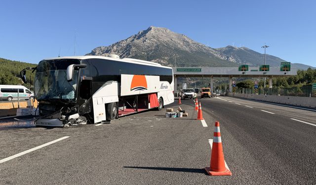 Pozantı Kuzey Gişelerinde Otobüs Kazası: 5 Kişi Yaralandı!