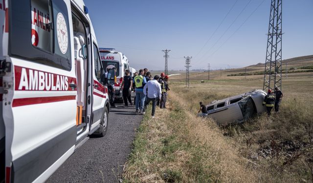 Erzurum Tepeköy Mevkiinde Korkunç Kaza: Hafif Ticari Araç Şarampole Devrildi! 5 Kişi Hastaneye Kaldırıldı