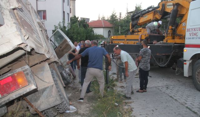 Yokuş Aşağı Sürüklenen Kamyoneti Durdurmak İsterken Duvar ile Araç Arasında Sıkıştı!