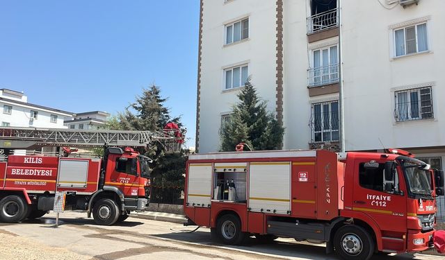 Kilis’te 3. Kattaki Daire Alev Alev Yandı: 3 Kişi Hastaneye Kaldırıldı!