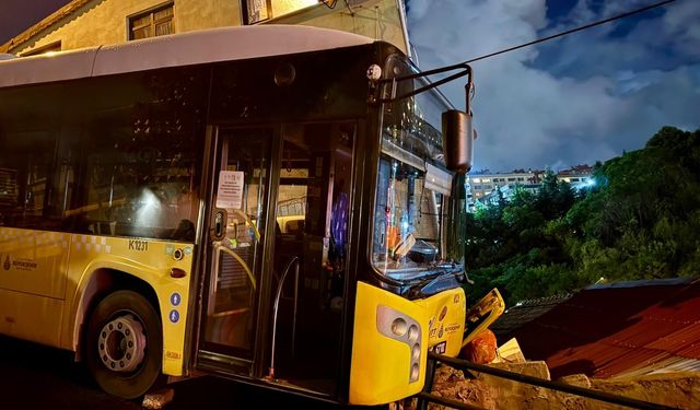 İstanbul Sarıyer'de İETT Otobüsü Evin Çatısına Düşmekten Son Anda Kurtuldu! Cadde Trafiğe Kapatıldı!