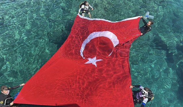 Ayvalık’ta Zafer Bayramı’nı Denizin Altında Kutladılar! Türk Bayrağını 20 Metrede Açtılar