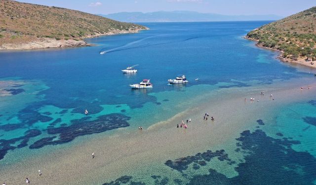 Cunda’dan Maden Adası’na Denizin İçinden Yolculuk... Tatilciler Bu Rotaya Akın Ediyor