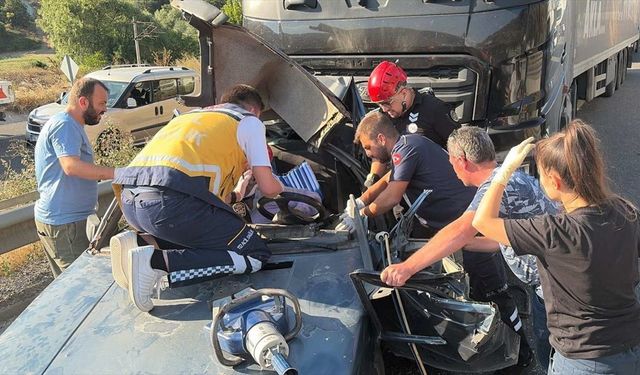 Bilecik-Bozüyük Kara Yolunda Kaza! Tır Otomobile Çarptı: 1 Yaralı!
