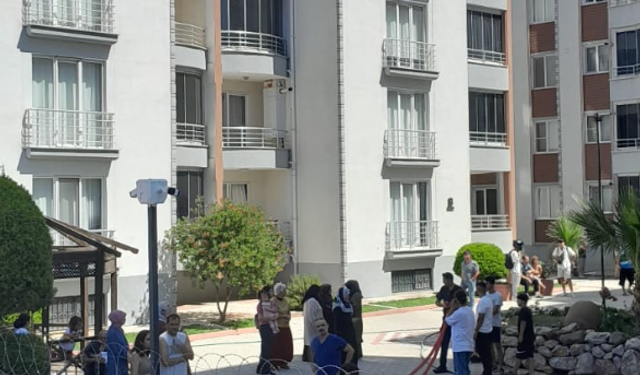 Edremit’te Bir Sitede Yangın Paniği: Havalandırma Boşluğu Alev Aldı!