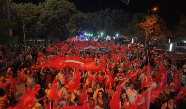 Başkan Deveciler Halkın Arasına Karıştı, İzmir Marşı’nı Söyledi! Ören’de 30 Ağustos Şenliği Görkemli Geçti!