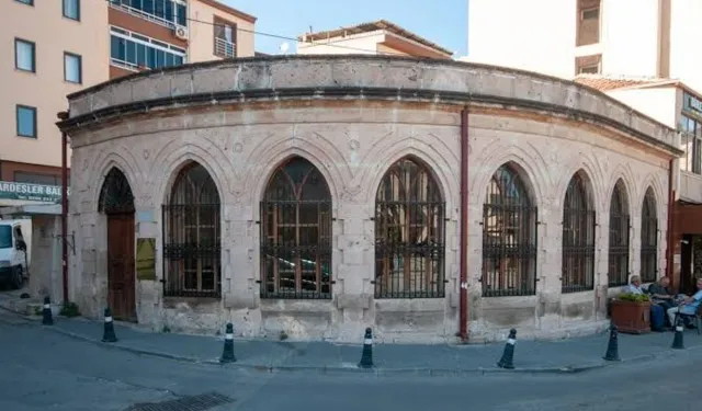 Balıkesir'de 730 Yıllık Miras Yeniden Canlandı! Karesi Bey Türbesi Ziyarete Açıldı!