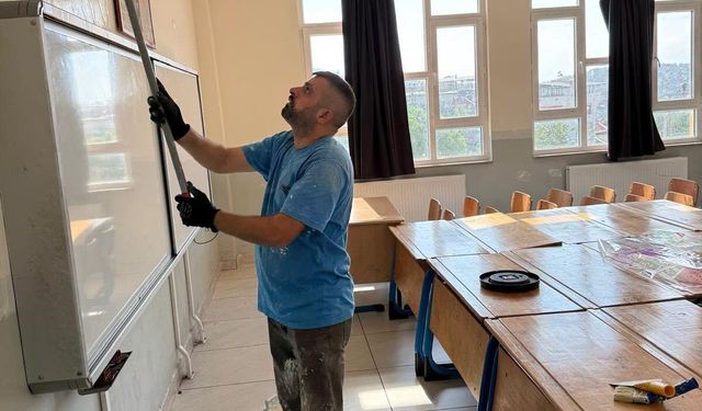 Edremit Belediyesi'nden Eğitime Büyük Destek: Okullarda Bakım, Badana ve Bahçe Seferberliği!