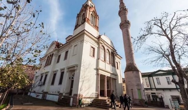 Ayvalık’ın Kalbindeki Mucize Yapı! Saatli Camii’nin Hikayesi: