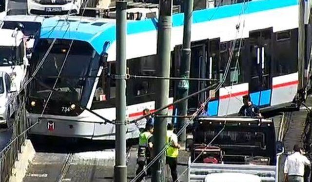 İstanbul'da Korkutan Tramvay Kazası! Fındıklı İstasyonunda Raydan Çıktı: Yolcular Tahliye Edildi!