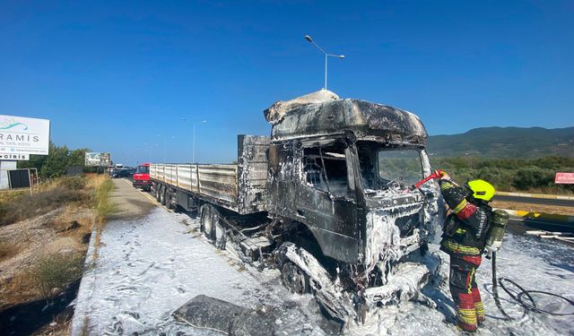 Altınoluk-Edremit Yolunda Hareketli Dakikalar: Çekici Alev Alev Yandı!